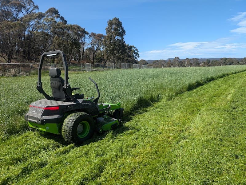 Acreage Lawns and Maintenance lawn care work in Navigators