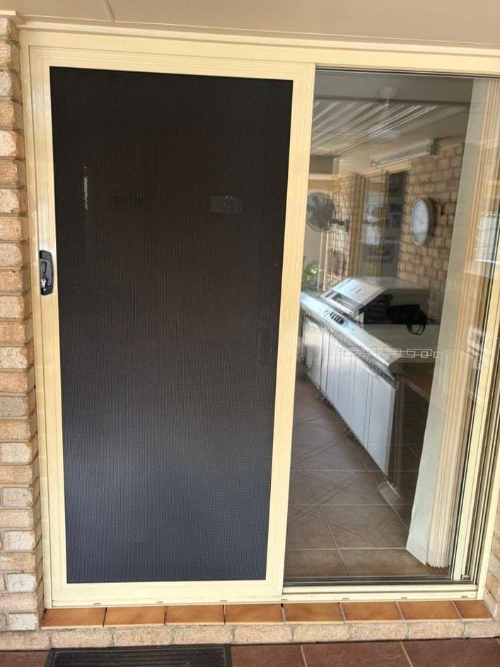 Advantage Screens and Blinds Hervey Bay curtains & blinds work in Pialba