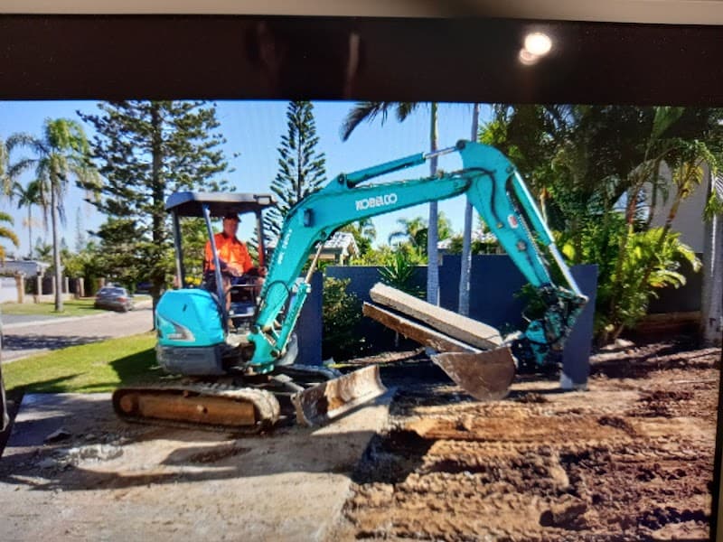 Barts Mini Excavator & Tipper. Logan City & Bayside demolition work in Rochedale South