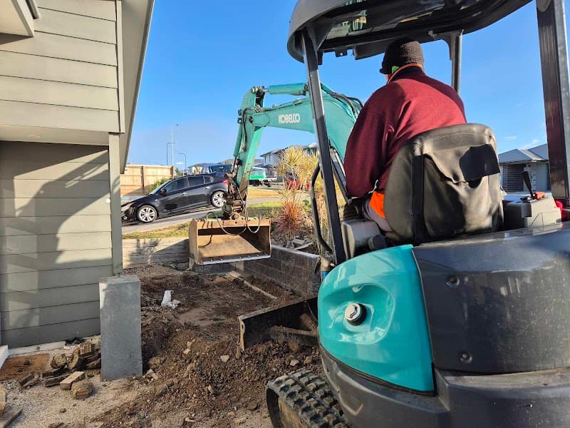Barts Mini Excavator & Tipper. Logan City & Bayside demolition work in Rochedale South