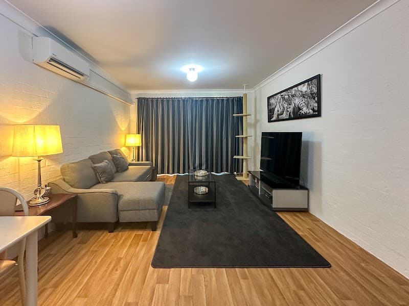 Brush and Bond painter work in Waikiki