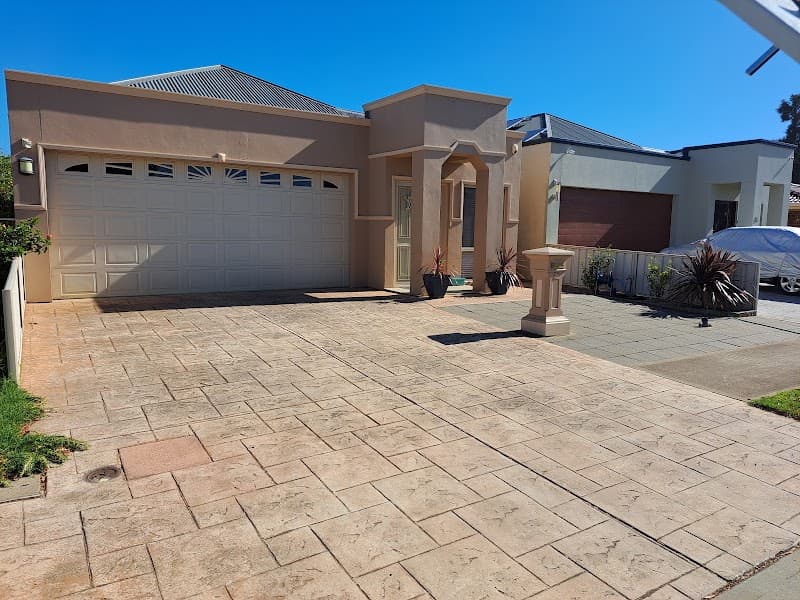 DELUXE PRESSURE CLEANING pressure washing work in Paradise