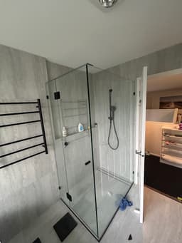 Dynamic caulking glass solutions
