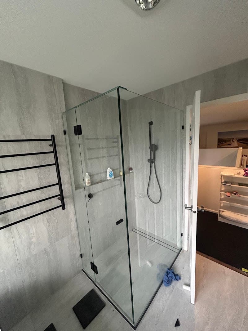 Dynamic caulking glass solutions glass & glazier work in Parkville