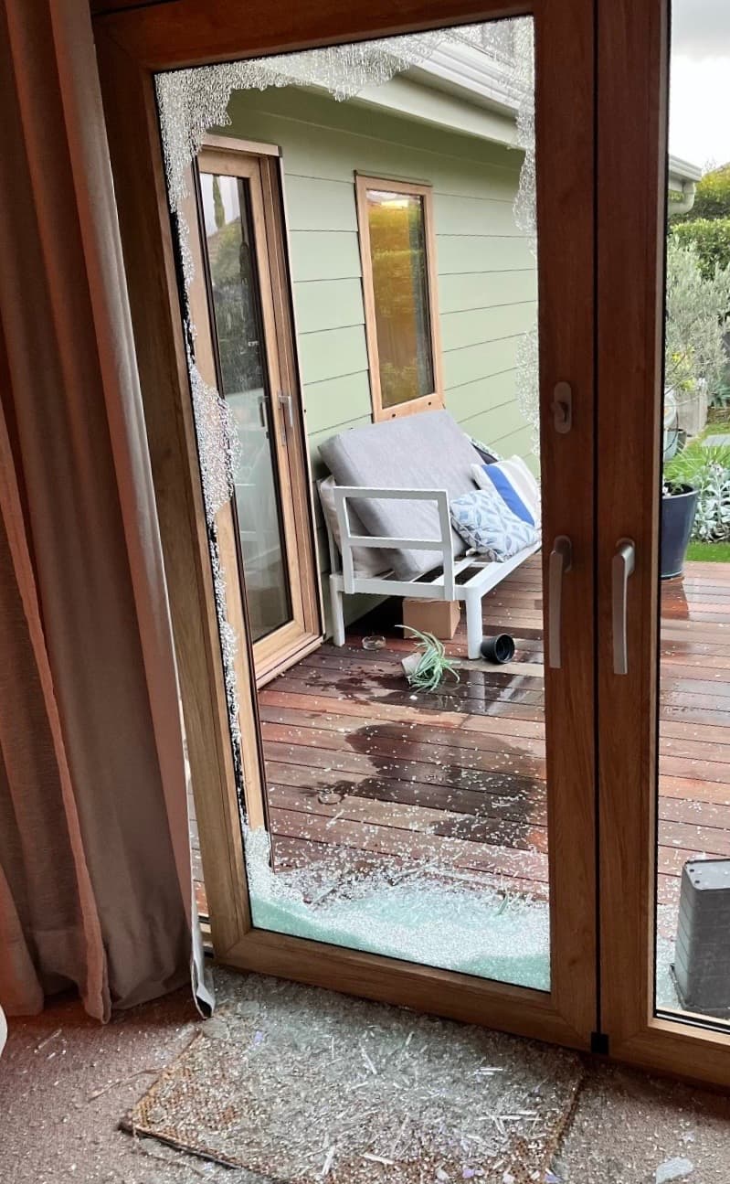 Fast Glass 24 Hrs 7 Days glass & glazier work in Oakleigh