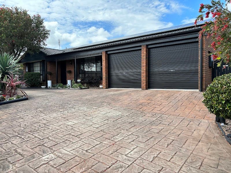 Fence Renew - Colorbond fence painting, fence repairs, gate repair and replacement. Aluminium window frame painting fencing work in Norah Head
