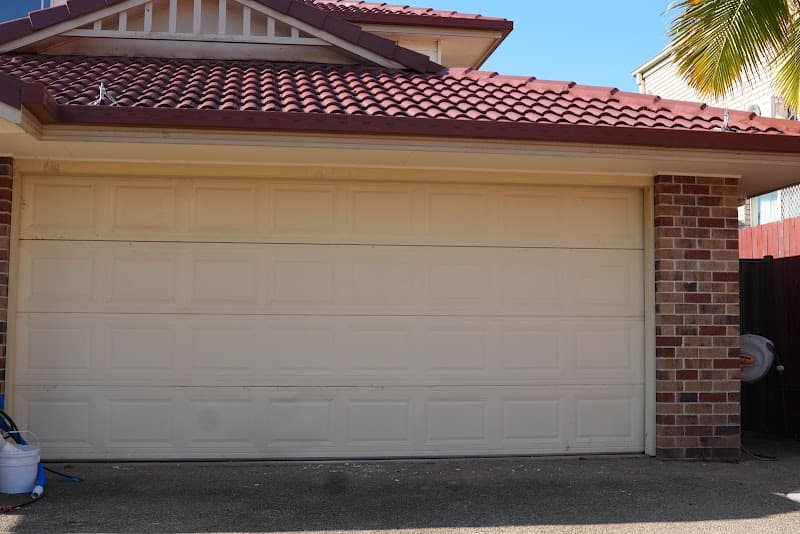 Garage door pros Newcastle garage doors work in Hamilton