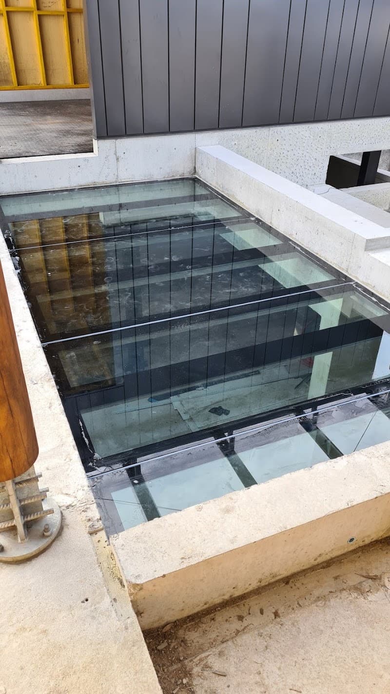 Glass Fence Supplies fencing work in Kirrawee