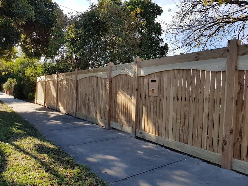 Gold Coast Fencing and Gates fencing work in Labrador