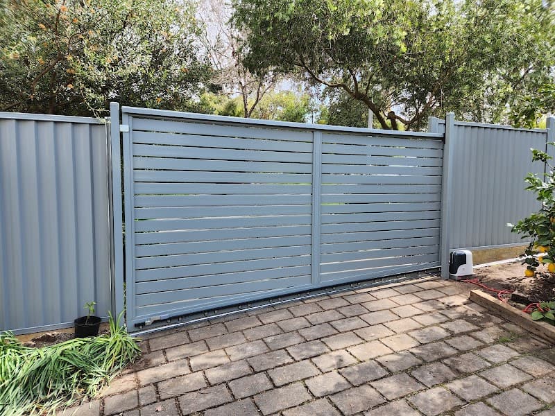 Gold Coast Fencing and Gates fencing work in Labrador
