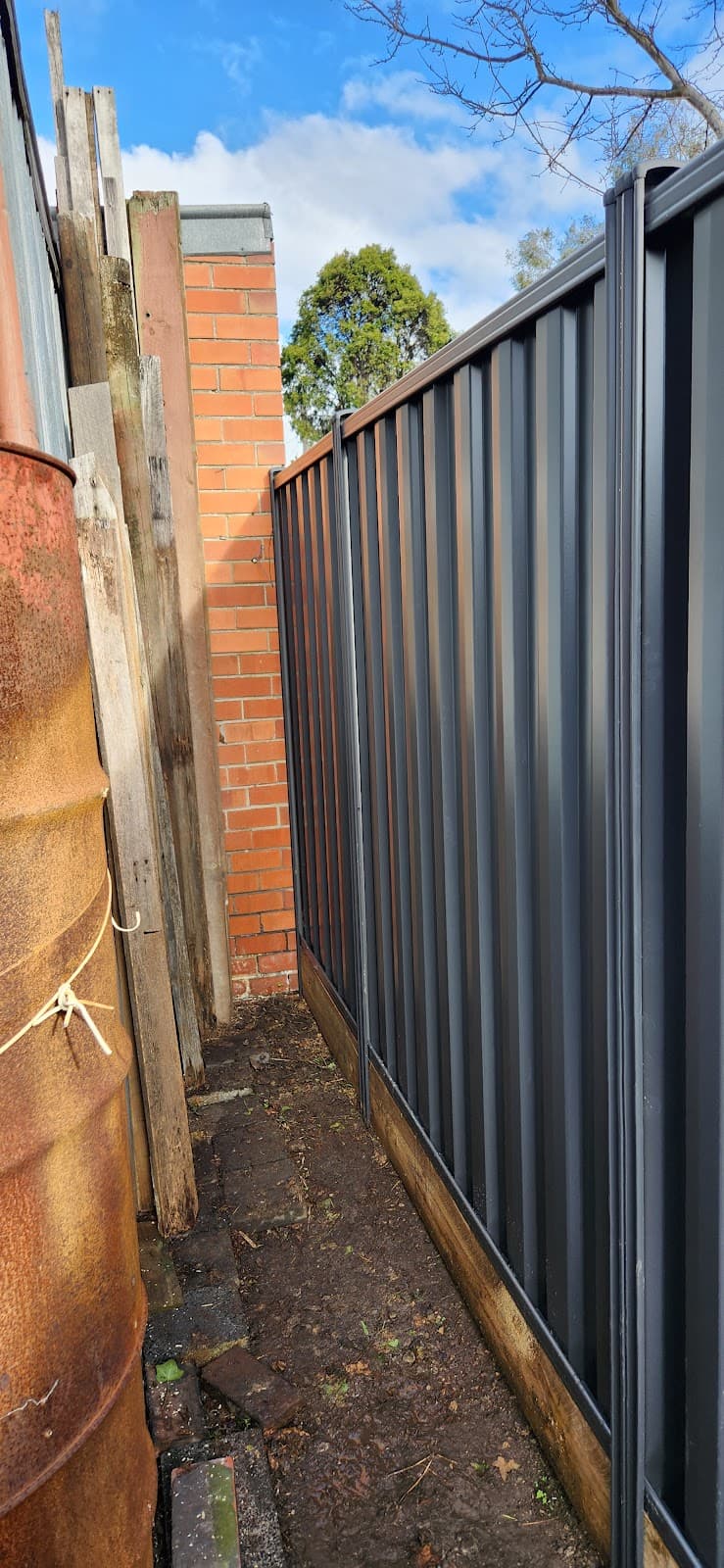 Golden fence fencing work in Dandenong South
