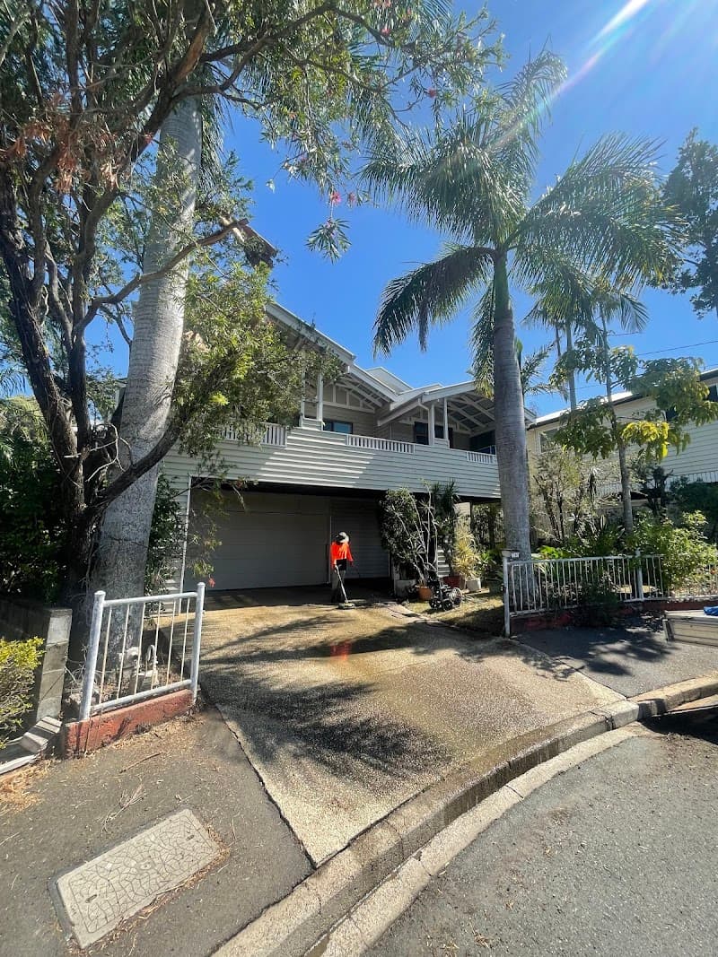 Golden Hands Pressure Cleaning pressure washing work in Highgate Hill