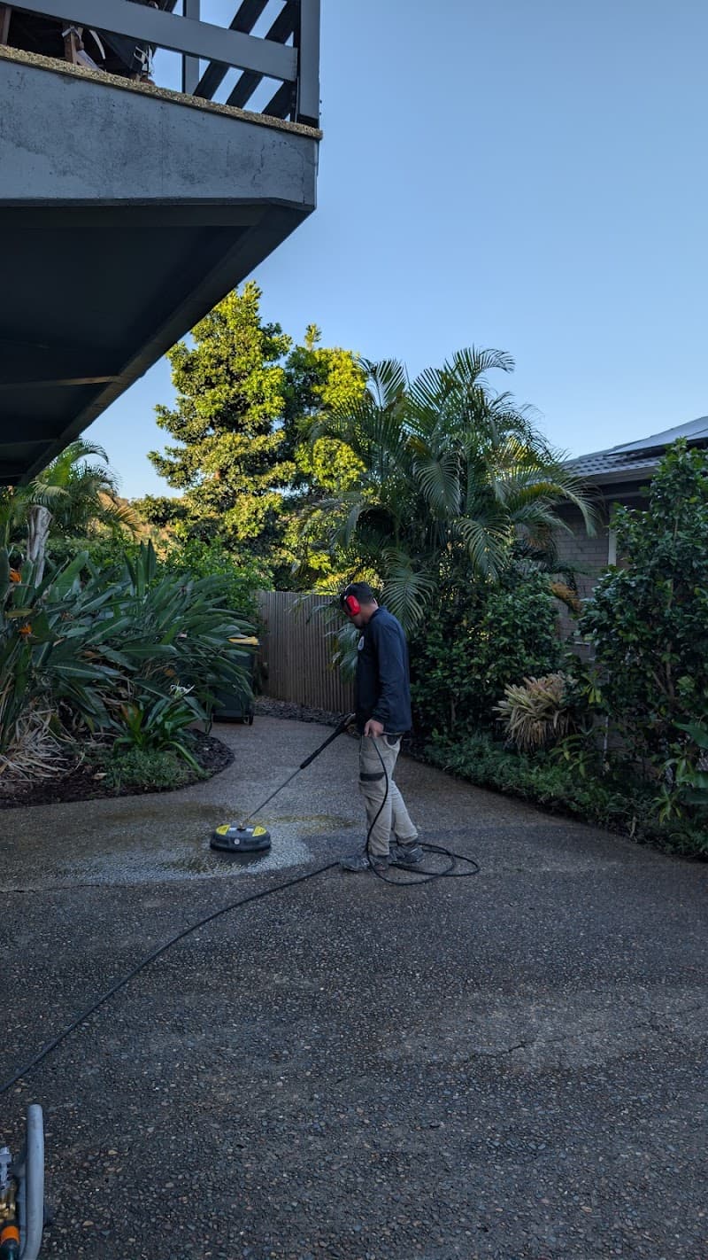 Golden Hands Pressure Cleaning pressure washing work in Highgate Hill