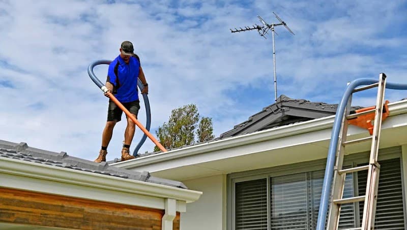 Gutter Cleaning In Melbourne gutter cleaning work in Oakleigh South