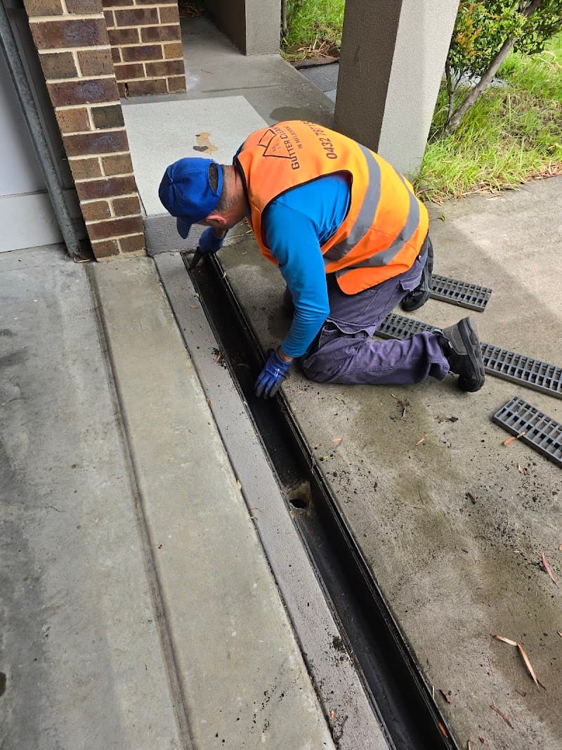 Gutter Cleaning In Melbourne gutter cleaning work in Oakleigh South
