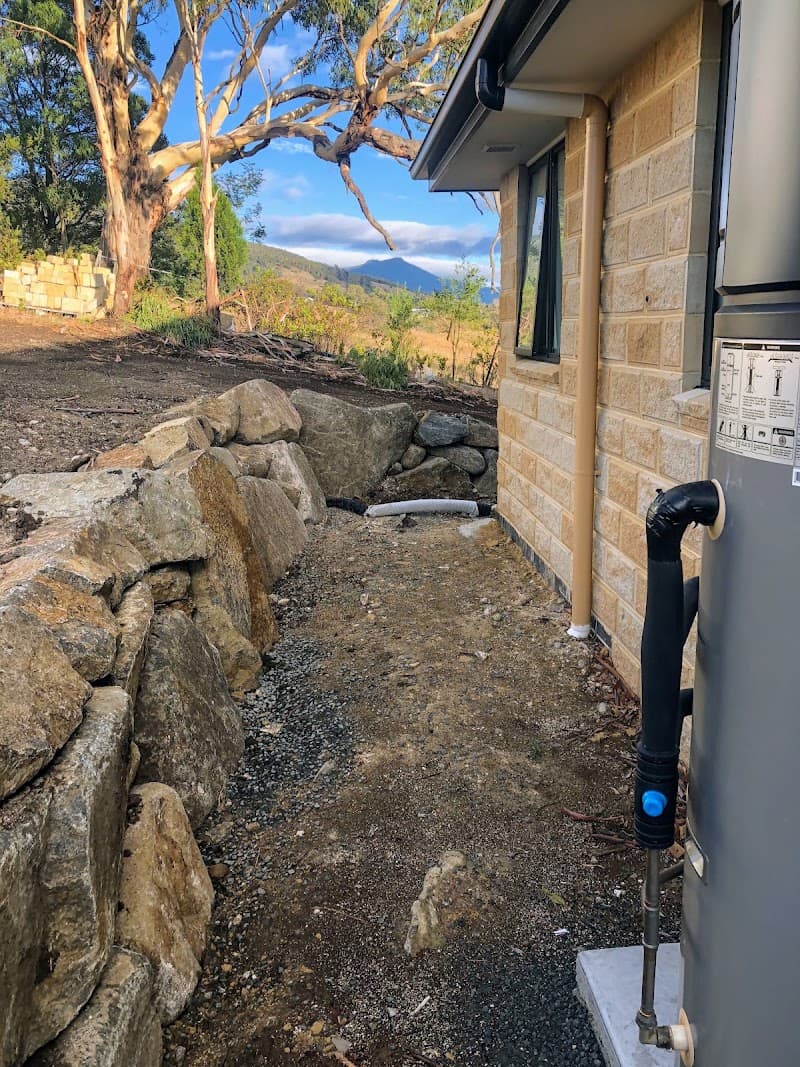 Headlam Howlett Excavations Pty Ltd demolition work in Grasstree Hill