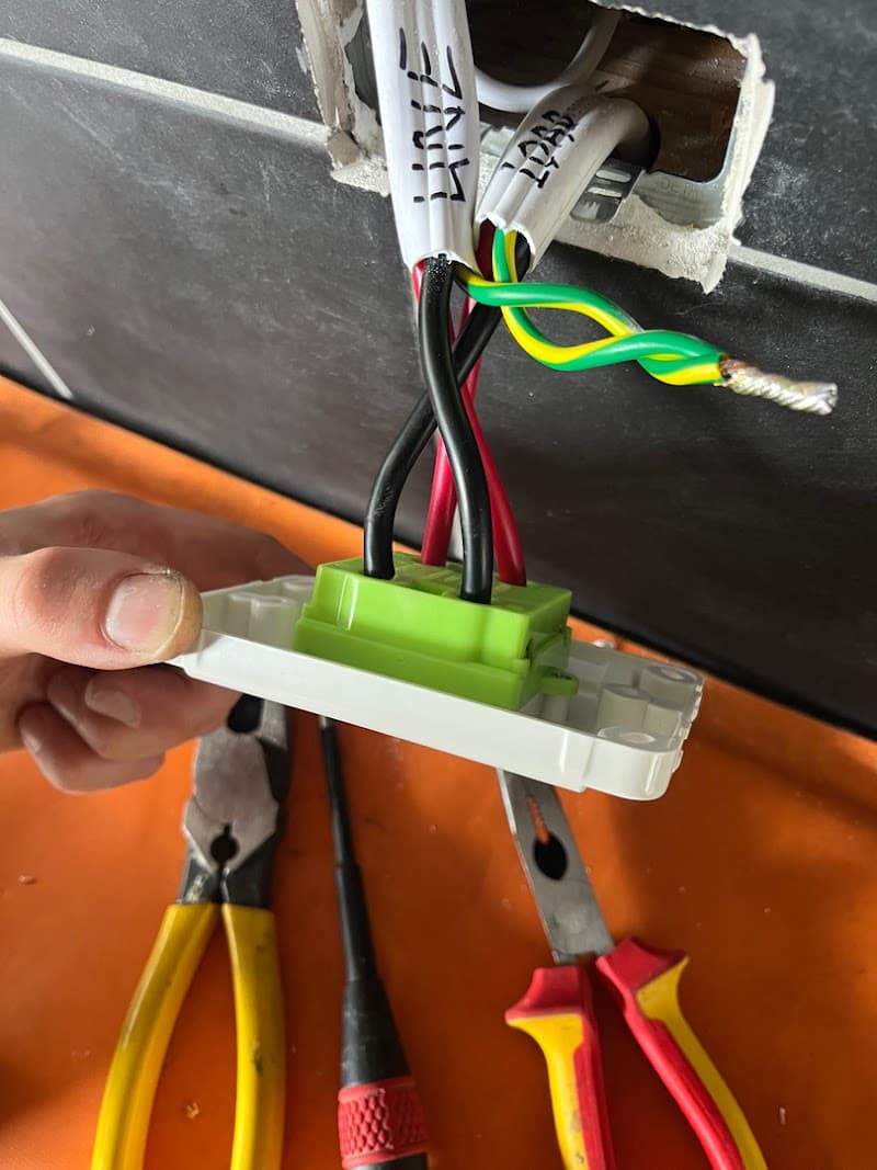 Hendricks Electrics electrician work in Frankston South