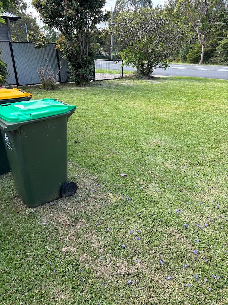 Hickey's Lawn Services lawn care work in Macquarie Hills