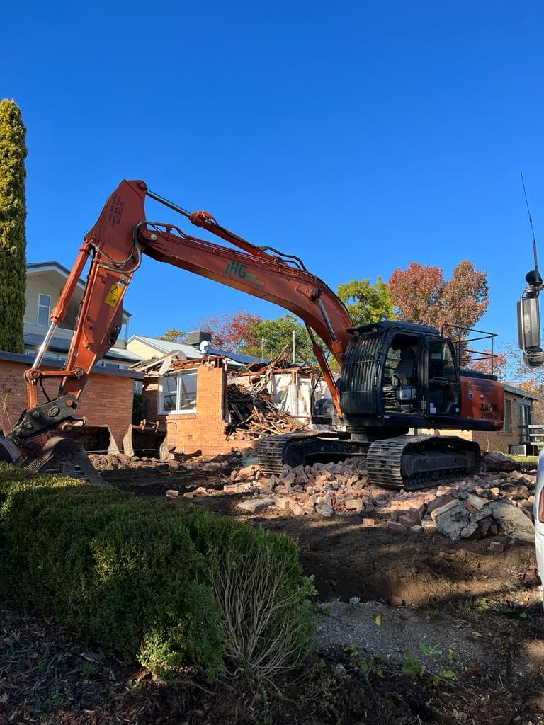 Irwin & Hartshorn demolition work in Hume