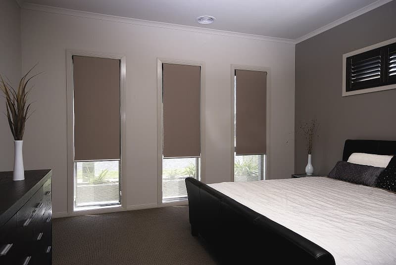 Just Roller Blinds curtains & blinds work in Delacombe