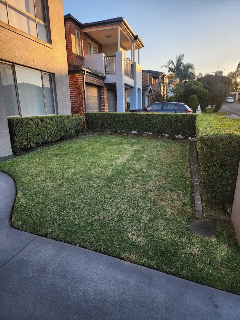 Lawn mowing Dean's Maintenance lawn care work in Penrith