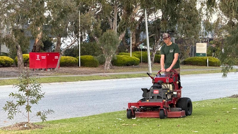 Legendary Landscaping Australia - Lawn Mowing, Gardening, Landscaping lawn care work in Beaumaris