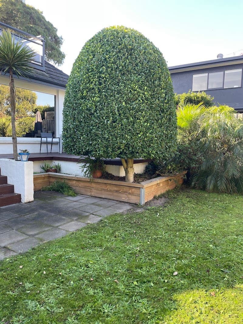 Legendary Landscaping Australia - Lawn Mowing, Gardening, Landscaping lawn care work in Beaumaris