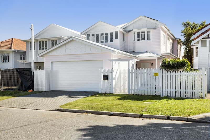 Leogreen Painting & Decorating Pty Ltd painter work in Mooloolaba