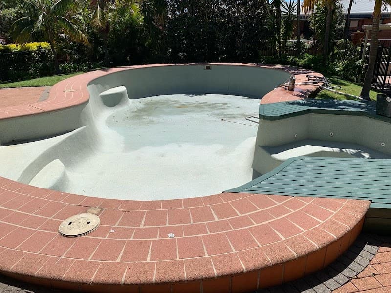 Mann Made Pools pool builder work in Ultimo