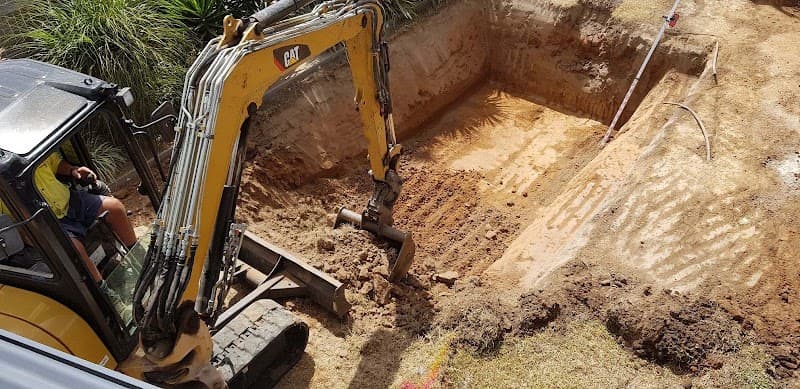 Mick Poole Earthworks demolition work in Deeragun