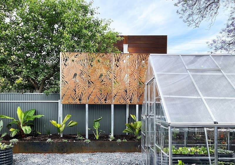 Nomadic Home & Garden gardening work in Stepney