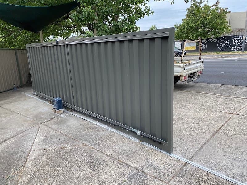 Patik Fencing fencing work in Melbourne