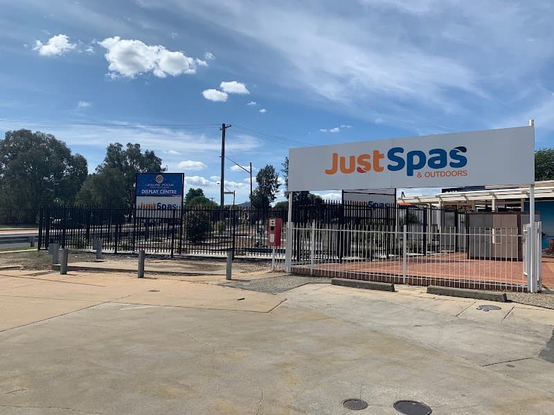 Poolside & Just Spas Albury pool maintenance work in Albury N