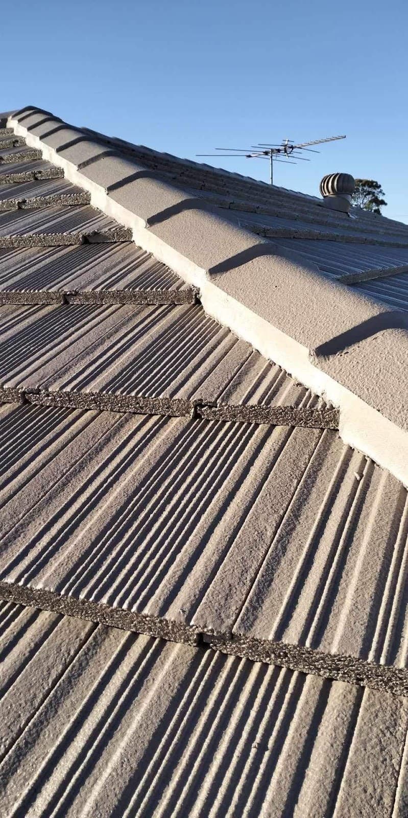 Rainbird Roof Restorations gutter cleaning work in Elliott Heads