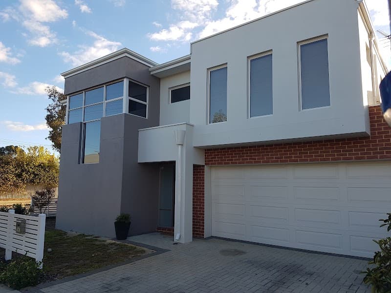 Roberto's Painting & Decorating painter work in Beldon