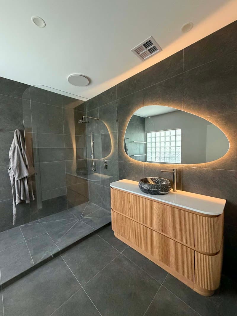 Roda Glass glass & glazier work in Frankston South