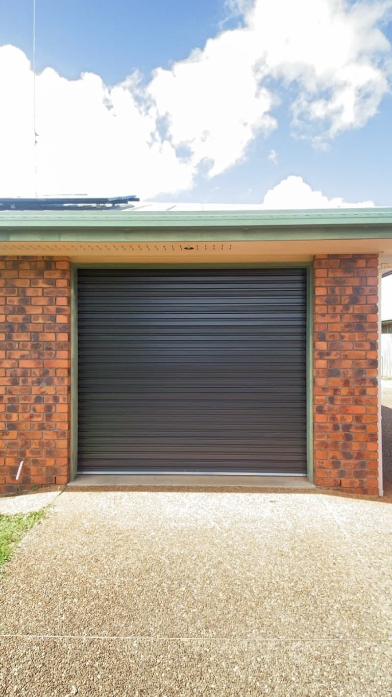 RollRightServicing garage doors work in Branyan