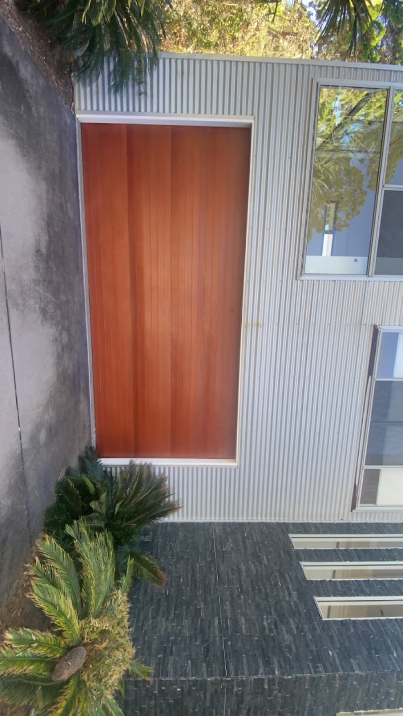 RollRightServicing garage doors work in Branyan