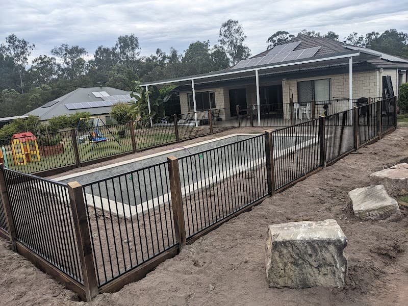 Russell Fencing and Gates fencing work in Crestmead