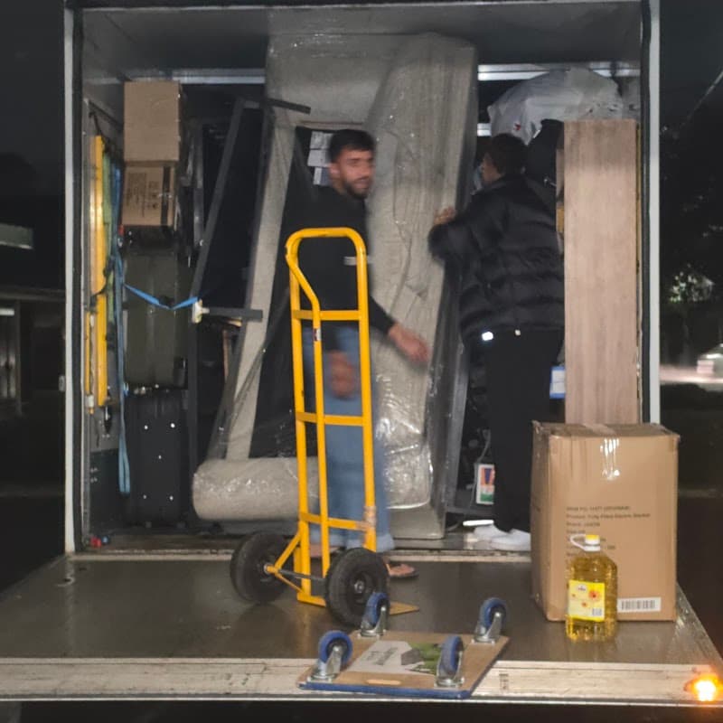 Same Day Movers removalist work in Stepney