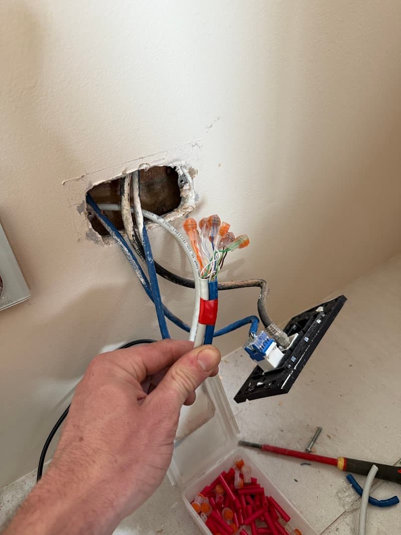 Scott Electrics electrician work in Edgecliff