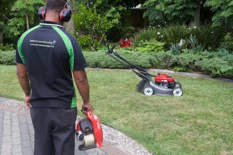 Select Lawn Mowing Western Sydney lawn care work in Parramatta