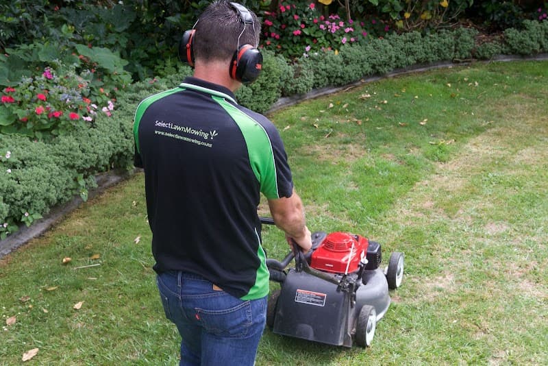 Select Lawn Mowing Western Sydney lawn care work in Parramatta