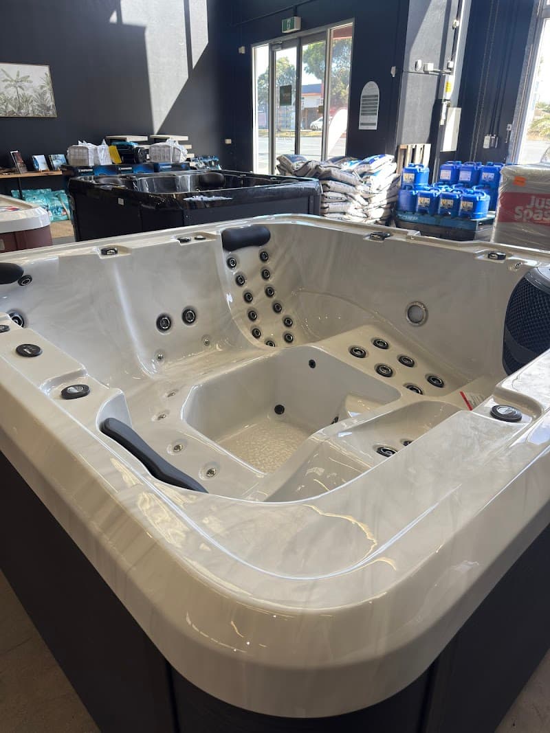 South Pacific Pools and Spas pool builder work in North Geelong