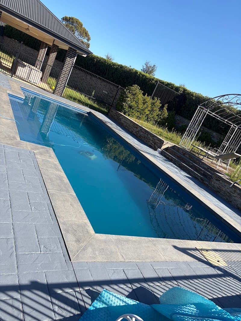 Versed Pools pool maintenance work in Symonston