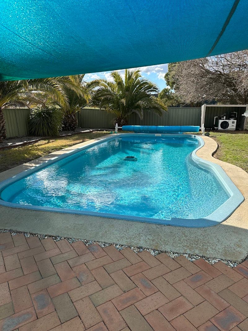 Versed Pools pool maintenance work in Symonston