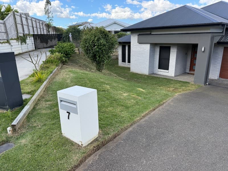 Vista Lawn Care lawn care work in Yarrabilba