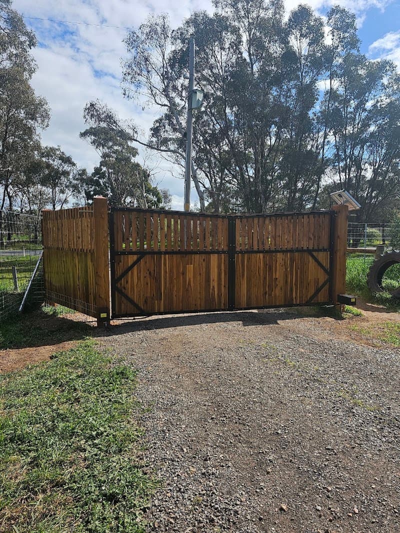 Wahlerts Rural Contracting fencing work in Axe Creek