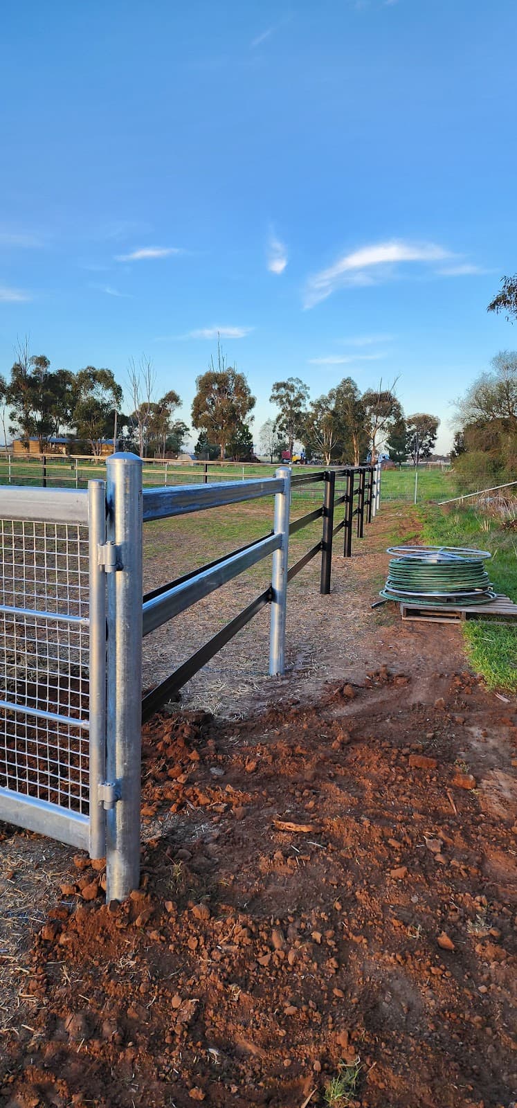 Wahlerts Rural Contracting fencing work in Axe Creek