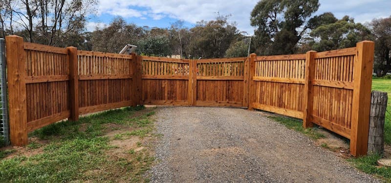 Wahlerts Rural Contracting fencing work in Axe Creek